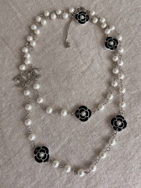 🖤CHANEL Black & White Camellia Pearl Triple-Strand Necklace🤍